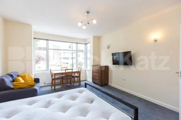 Close by to a tone of amenities and zone 2 underground station  Caledonian Road, Kings Cross